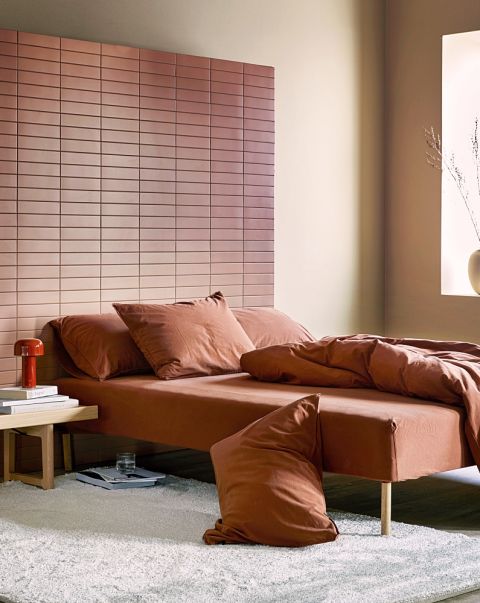 beżowe ściany w sypialni