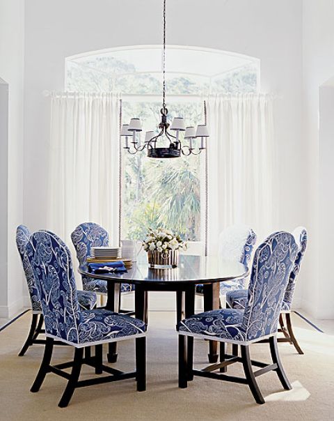 Antyczne krzesła okryte nowoczesną tkaniną.