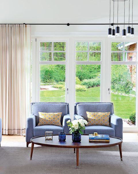 Elegancki dom stoi na leśnej polanie 20 minut od Centrum Poznania. Zobacz zdjęcia z wnętrza tego pięknego domu.