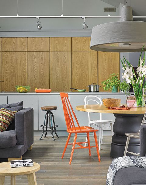 Sprzęty kuchenne ukryte są za fornirowanymi dębowym drewnem drzwiami.