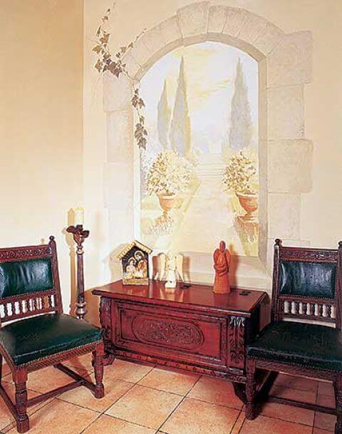 Ściany zdobi malarstwo iluzoryczne. Pejzaż wymyślony przy sztalugach