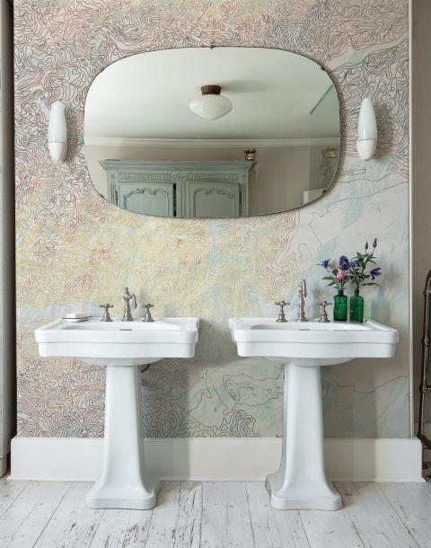 dwie umywalki wolnostojące w łazience