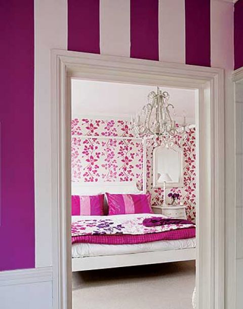 W białej sypialni ścianę u wezgłowia łóżka Maria pokryła tapetą w ukochanym kolorze różowym.