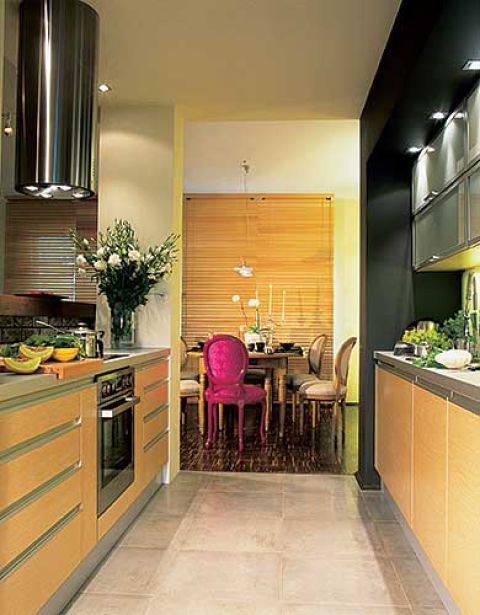 Nowoczesna, funkcjonalna kuchnia - proste szafki i dobre oświetlenie dają wrażenie ładu. Jadalni fantazji dodaje