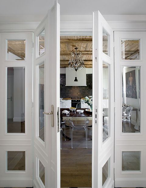 Gospodyni zostawiła oryginalne drzwi, wstawiła tylko nowe kryształowe szyby.