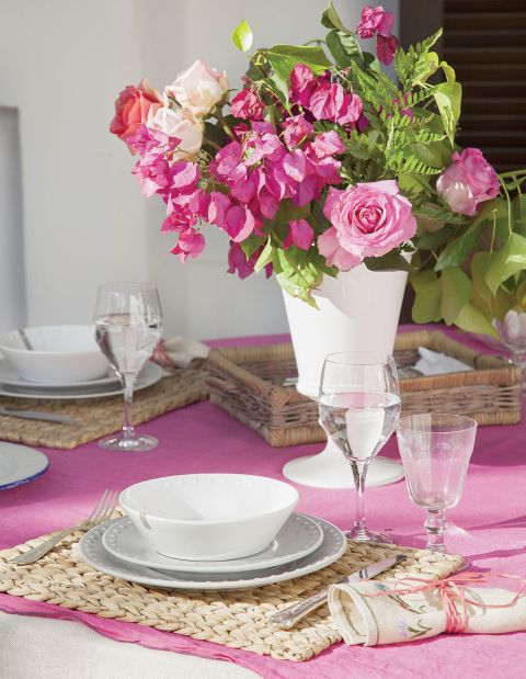 W półcieniu koronkowych zadaszeń, otuleni zapachem kwiatów i rozłożeni na wiklinowych siedziskach. Tak wypoczywają mieszkańcy