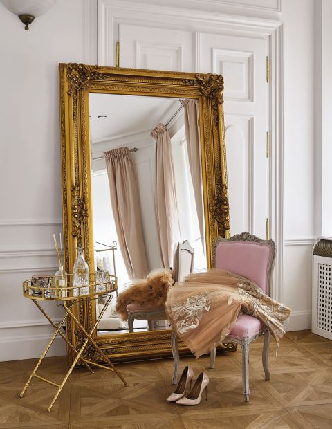 Jedwabne, koronkowe, naszywane złotem i kamieniami – pomysły na suknie przychodzą Sylwii Romaniuk w snach.