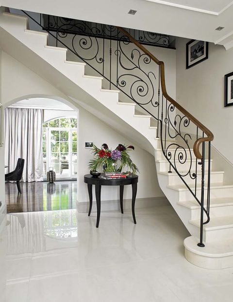 Ta elegancka rezydencja jest jak szkatułka z błyskotkami. Mnóstwo w niej luster, kryształów i mebli na wysoki połysk. Dużo