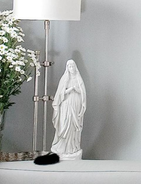 Figurka Matki Boskiej z porcelany biskwitowej.