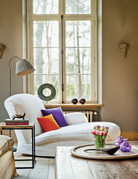 Miejsce relaksu w salonie. Nowa rezydencja w starym stylu