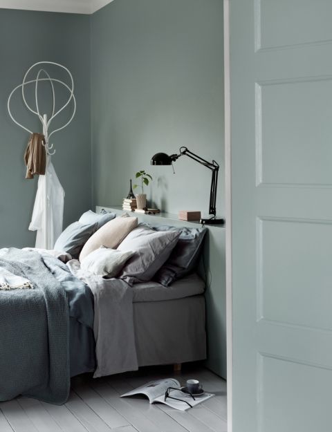 drzwi w kolorze ściany w sypialni