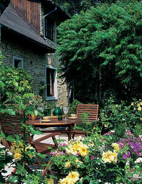 Taras otaczają kwiaty. Pejzaż wymyślony przy sztalugach