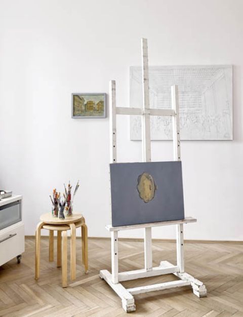 Sztalugi zostały ustawione w północnym krańcu pomieszczenia, a część relaksowa – od południa.