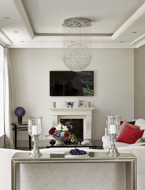 Ta elegancka rezydencja jest jak szkatułka z błyskotkami. Mnóstwo w niej luster, kryształów i mebli na wysoki połysk. Dużo