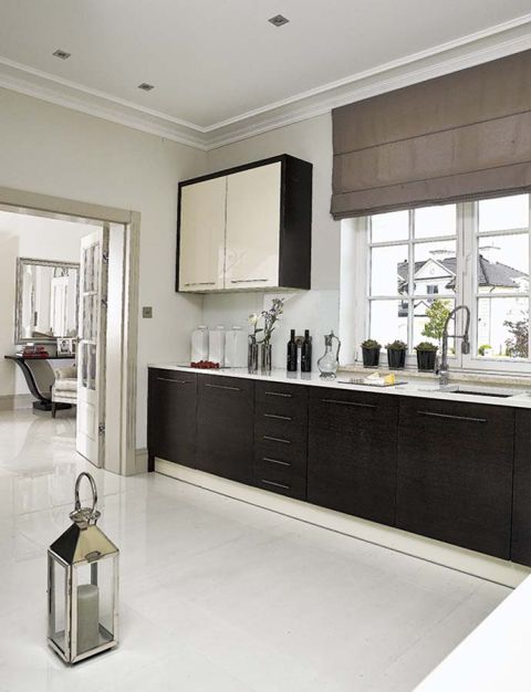 Ta elegancka rezydencja jest jak szkatułka z błyskotkami. Mnóstwo w niej luster, kryształów i mebli na wysoki połysk. Dużo