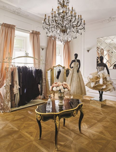 Jedwabne, koronkowe, naszywane złotem i kamieniami – pomysły na suknie przychodzą Sylwii Romaniuk w snach.