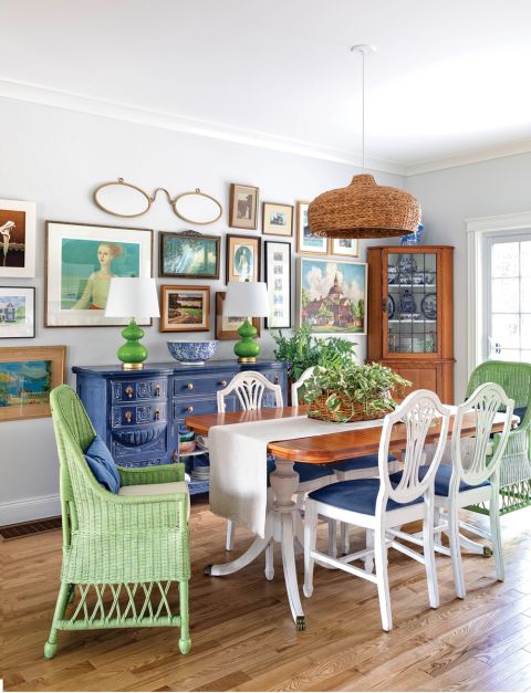 biała jadalnia z niebieskimi i zielonymi dodatkami