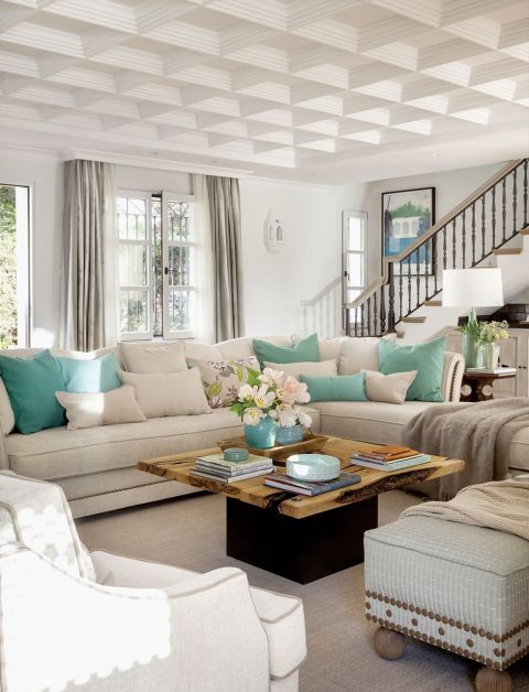 W półcieniu koronkowych zadaszeń, otuleni zapachem kwiatów i rozłożeni na wiklinowych siedziskach. Tak wypoczywają mieszkańcy