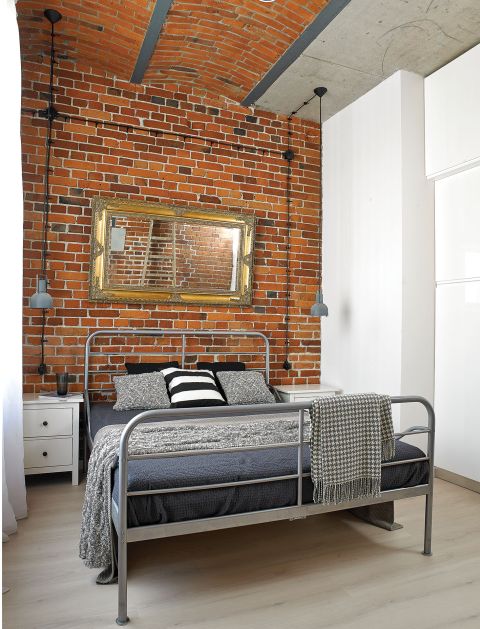 Łóżko i szafki nocne z IKEA. Loft w Nowej Papierni we Wrocławiu