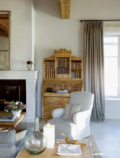 Ten dom urządzony w stylu prowansalskim to dużo lnów, przecieranek i porcelanowych kolekcji. Antyki w