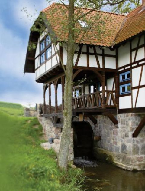 Drewniane koło wodne słychać tu z każdego miejsca.