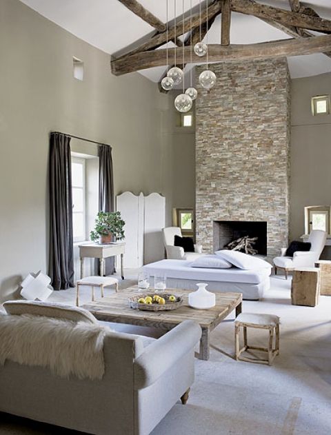 Drewniane taborety zrobił gospodarz.