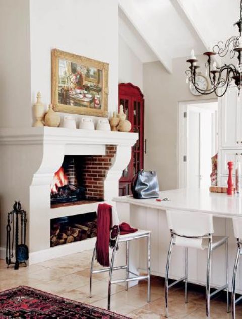 Na kominku stoją dekoracyjne naczynia.