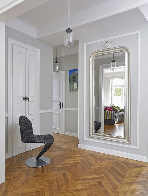 Przestronny holl, który dodatkowo optycznie powiększa olbrzmie lustro.