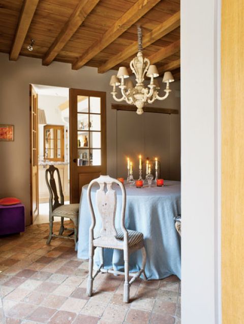 Stara cegła, łupkowe dachówki i spatynowane meble. Przepis na dom w klasycznym, belgijskim stylu.