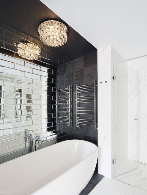 Aranżacja biało-czarnej łazienki z wanną