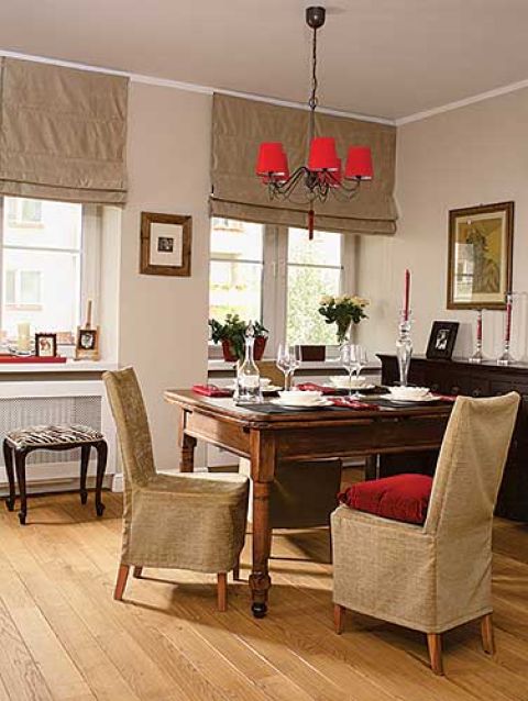 Diabeł tkwi w szczegółach. Elżbieta wiedziała, że na tle porządnej podłogi zwykłe meble nabierają klasy.