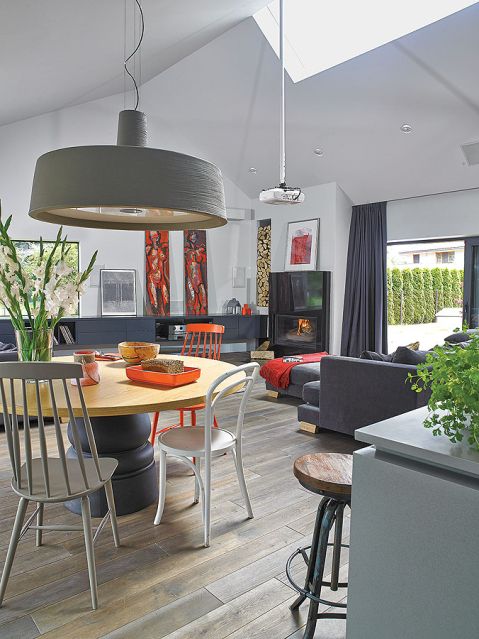 Choć dom umeblowany jest dizajnerskimi nowoczesnymi meblami, nie sprawia wrażenia zimnego i loftowego.