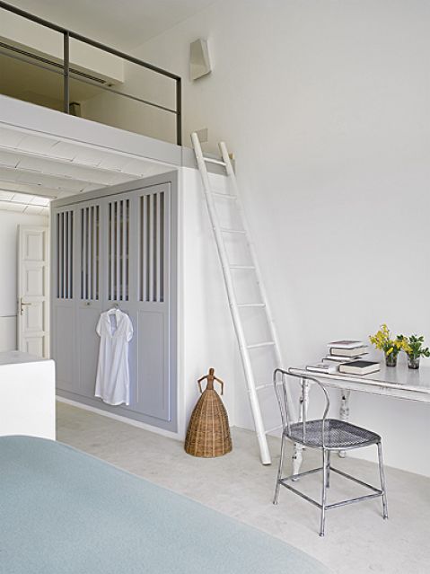 Dominuje biel i kilka odcieni błękitu oraz drewniane dodatki.