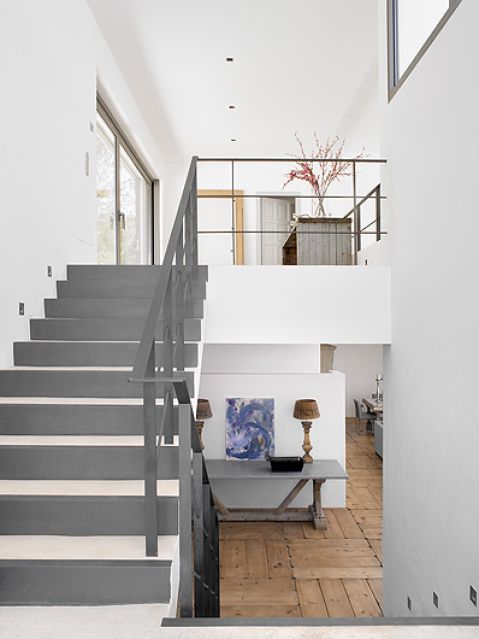 Hol połączony z salonem: połączenie drewna i betonowych elementów dodaje wnętrzu naturalności, ale i nowoczesności.