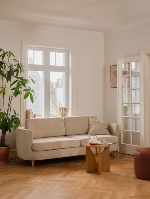 beżowa sofa o zaokrąglonym kształcie