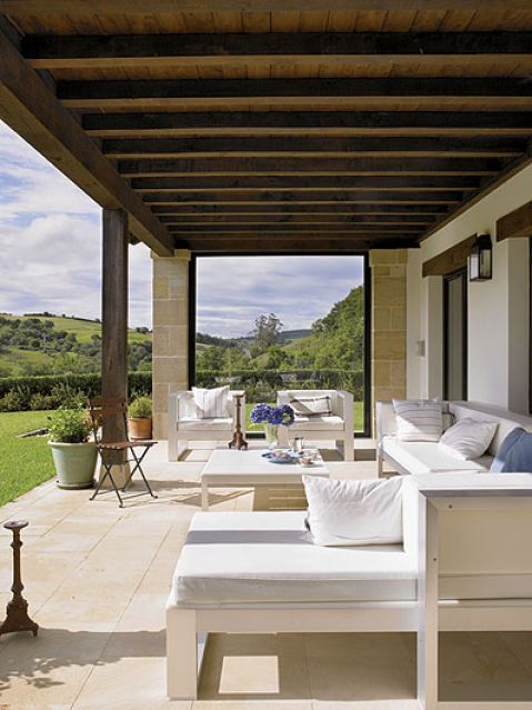 Jasny, przestronny dom na wzgórzach w północnej Hiszpanii. Nowy dom pełen antyków, które tworzą wyjątkowy klimat.