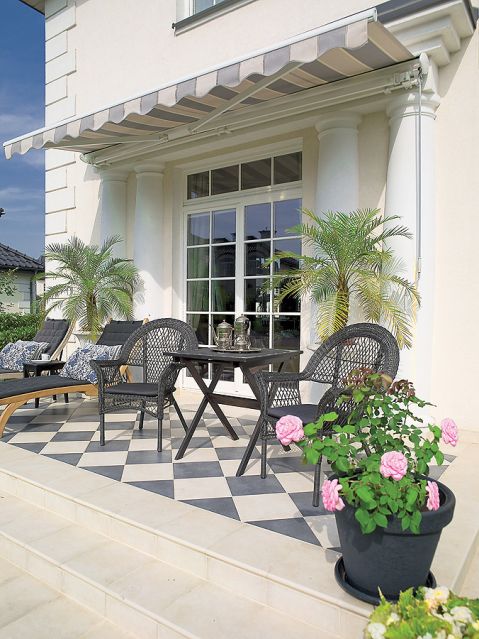 Latem cały ogród pachnie różami - najlepiej czuć je wieczorem, gdy siedzi się na tarasie.