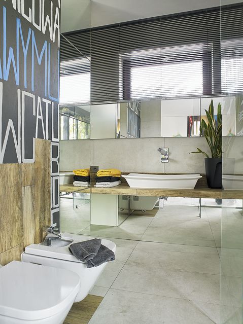 Łazienka pomalowana w litery. Dom z miliona pomysłów