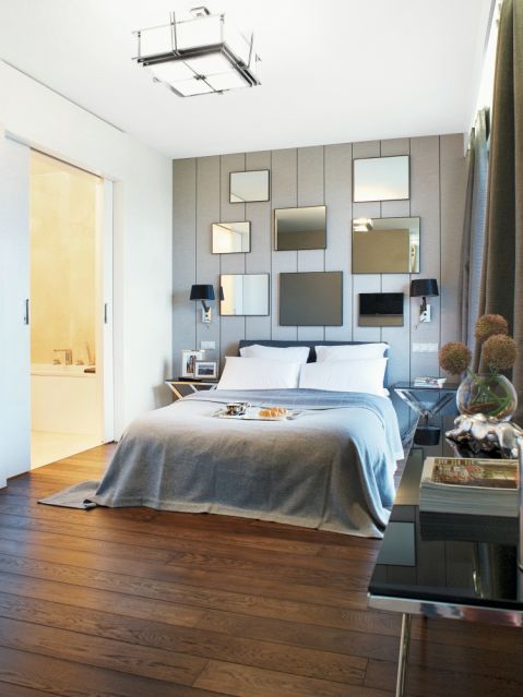 ściana z lustrami w sypialni