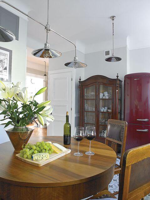 Mieszkanie umeblowane jest głównie drewnianymi antykami, ale to właśnie na ich tle wybija się dizajnerski