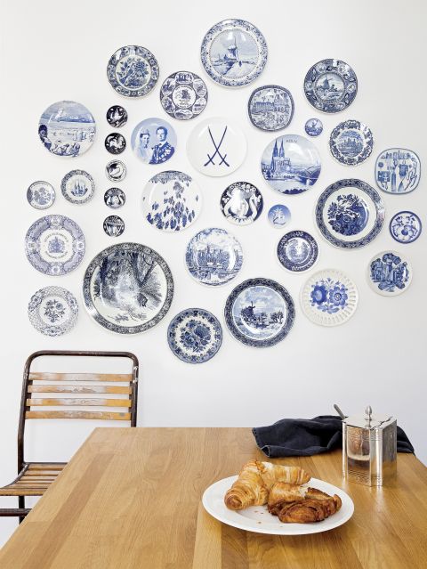 Na jednej ze ścian w kuchni wisi ciągle rosnąca kolekcja talerzy z wzorami w kolorze indygo