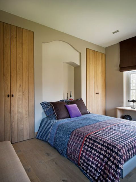 Narzutę, poduchy i rolety gospodyni przywiozła ze swojego sklepu Lefevre Interiors, a szafy i parapet-półkę