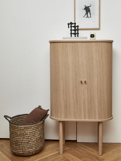 wysoka komoda z ryflowanymi frontami