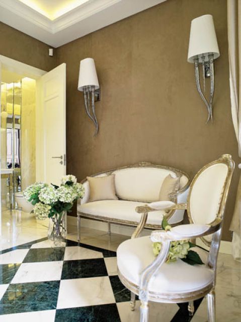 Stare meble w nowej wersji. W trakcie remontu ramy zostały przetart i posrebrzone, a siedziska obite jedwabiem.