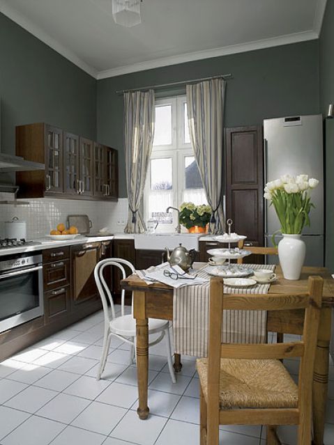 Szafki kuchenne są z IKEA, a sosnowy stół to dzieło zaprzyjaźnionego stolarza.