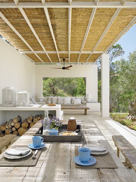 Taras i dom utrzymane są w kolorach natury. Jest odcień piasku, są szarości i kilka nut niebieskiego.