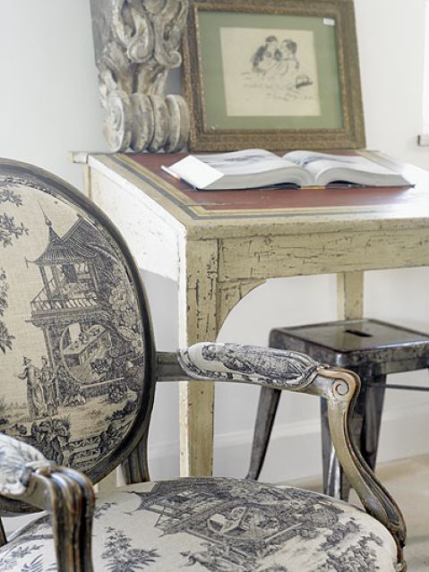 W domu większość mebli to antyki: niektóre kupione, a niektóre pochodzące z odzysku.