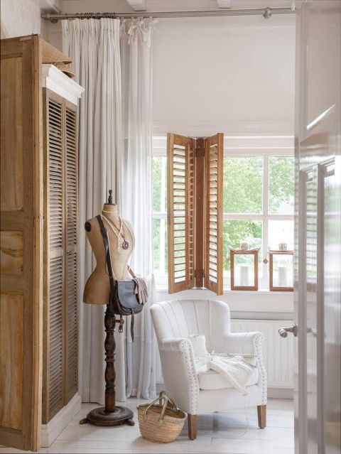 W łazience wannę i umywalkę obudowano techniką tadelakt – stiuku ozdobnego pochodzącego z okolic Marrakeszu.