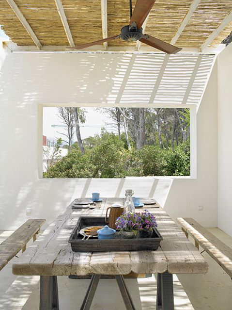 Zacieniony taras pozwala przetrwać upalne dni.