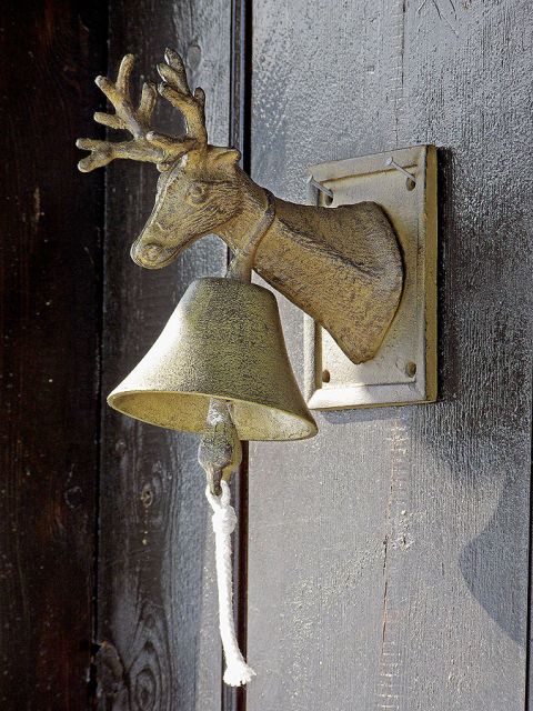 Dekoracyjny dzwonek. Skandynawski dom w ciepłym stylu prowansalskim